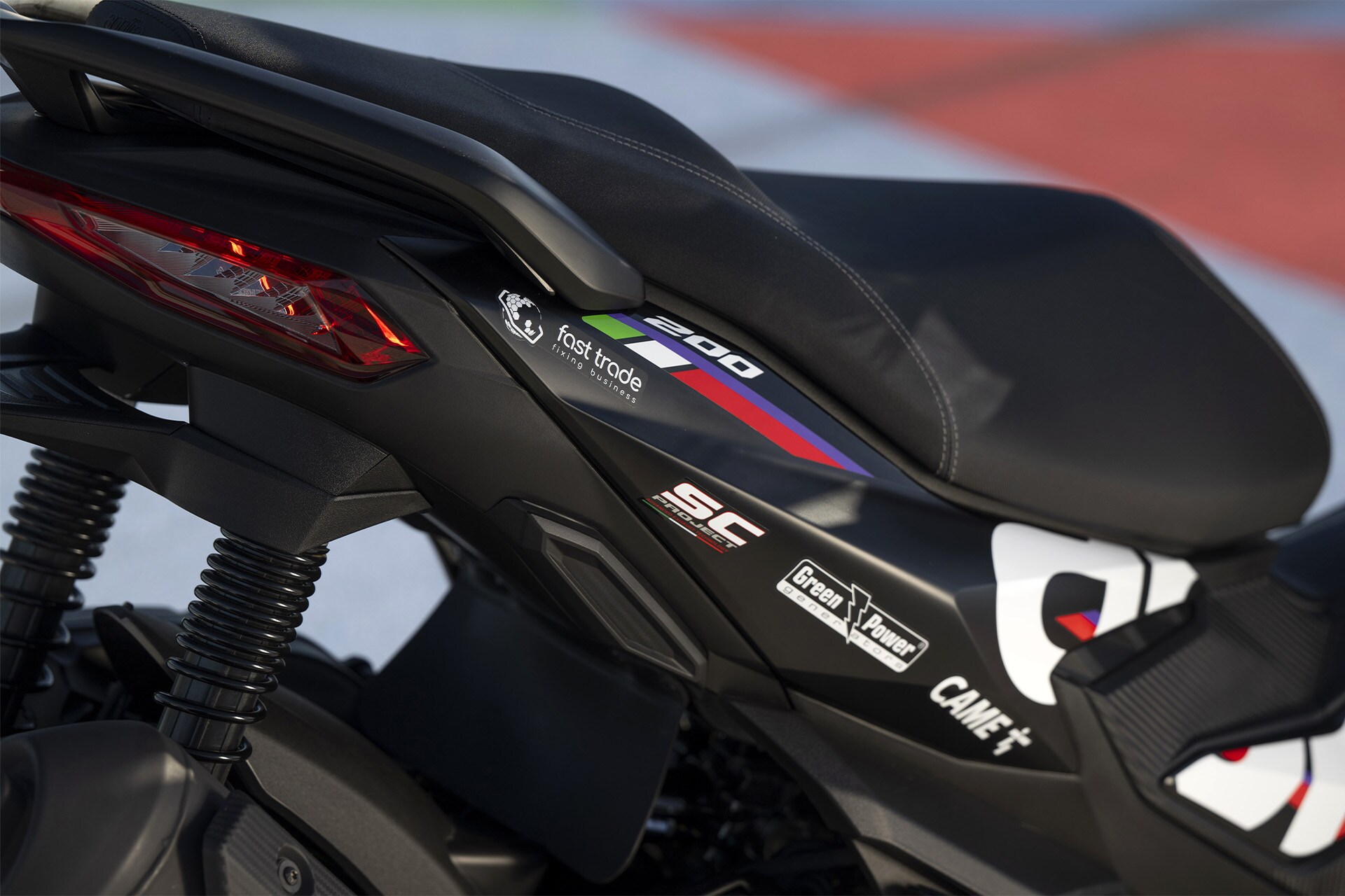 Aprilia SR GT Replica 200：価格、カラー、燃費