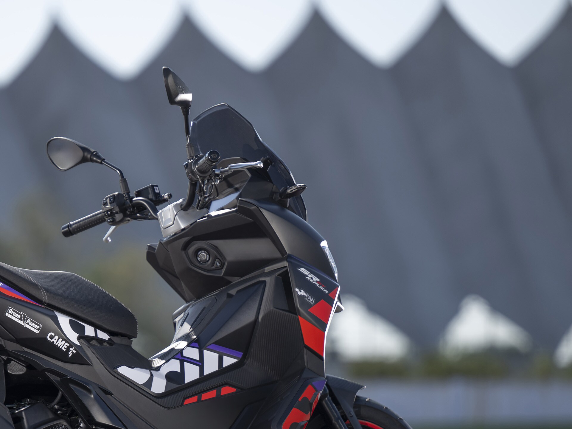 SPORTECHNIC19ich + ピレリ245Audi 8K Aprilia SR GT Replica 200: pret, culori, consum