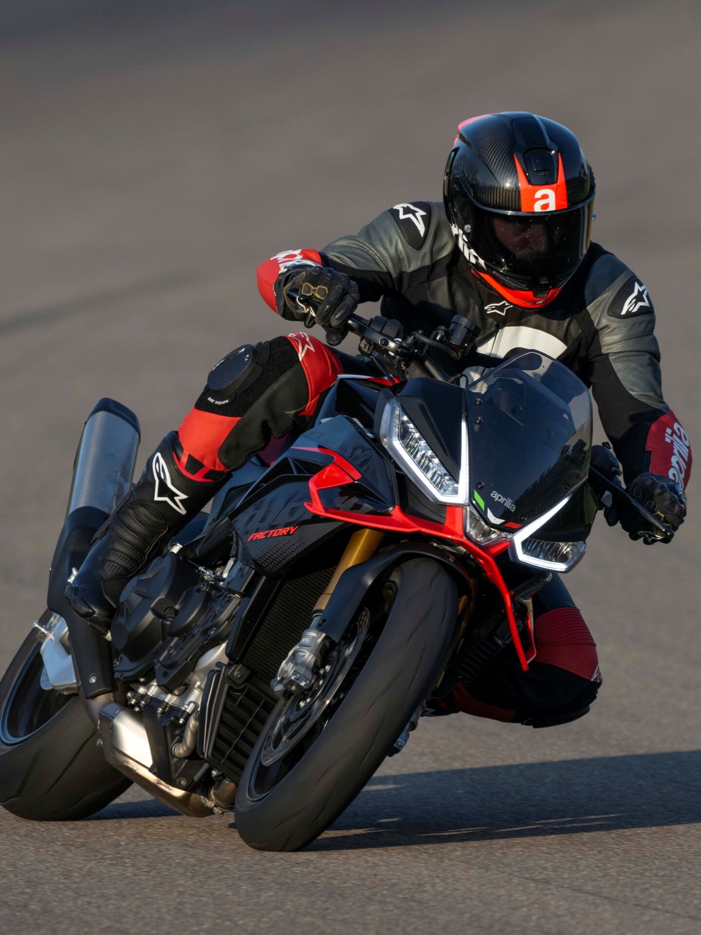 スーパーセール期間限定 Tuono V4: A Refined & Powerful Hypernaked Motorcycle バイク外装パーツ